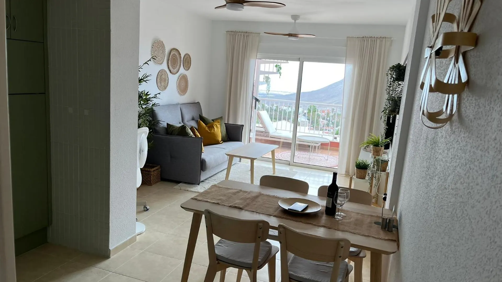 Cozy Two-Bedrooms Apartment With Big Terrace And Ocean View Чайофа